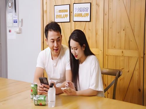 아름다운 승무원인 그녀의 여동생을 빌어먹을