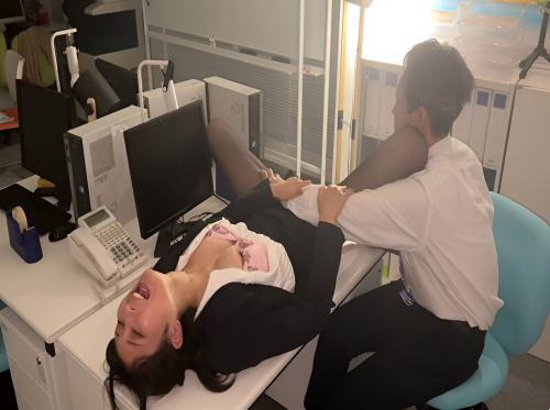 Tot laat overwerken met onzedelijke collega's