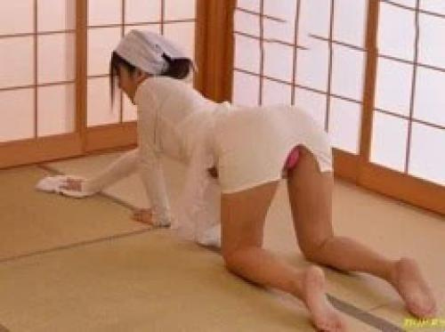 섹시한 핑크 팬티를 입은 아름다운 하녀와 빌어 먹을