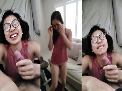 안경을 쓴 소녀는 얼굴에 정액을 얹는 것을 좋아합니다.